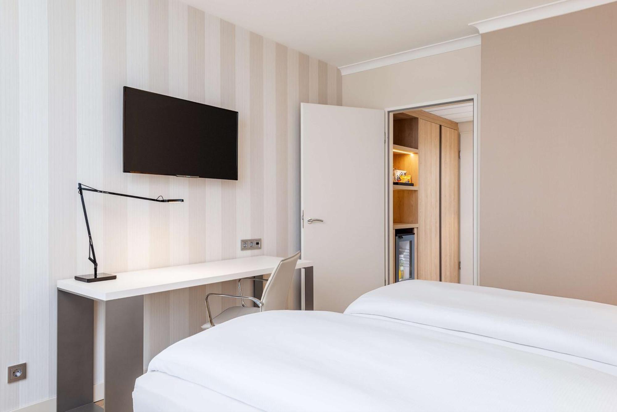 Nh Berlin Alexanderplatz Hotel Bagian luar foto